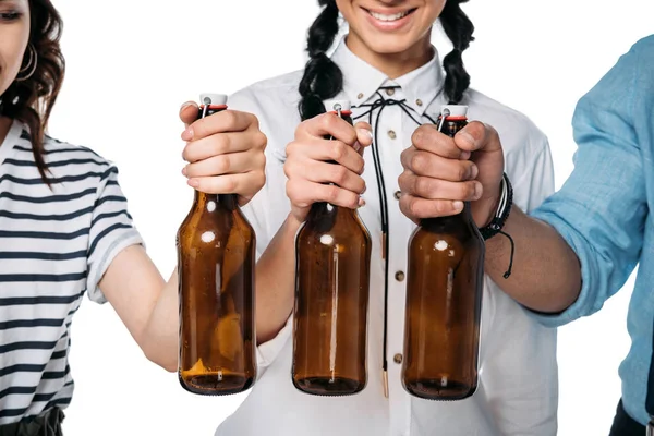 Mladí lidé hospodářství prázdné láhve — Stock fotografie