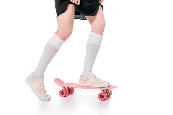 カジュアルな女の子がスケート ボードに乗って  — 無料ストックフォト