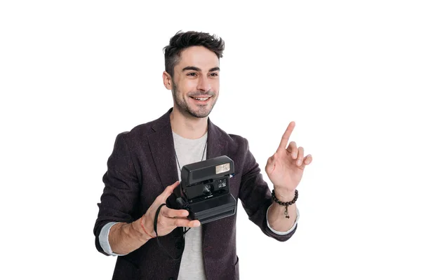 Hombre sonriente con cámara vintage instantánea — Foto de Stock
