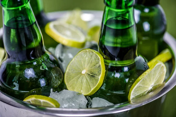Wiadro pełne lodu i piwo w butelkach — Zdjęcie stockowe