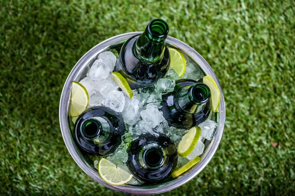 Cubo lleno de botellas de hielo y cerveza — Foto de Stock