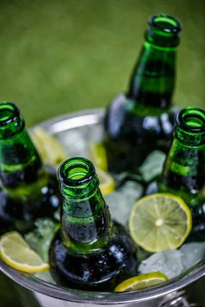 Cubo lleno de botellas de hielo y cerveza — Foto de Stock
