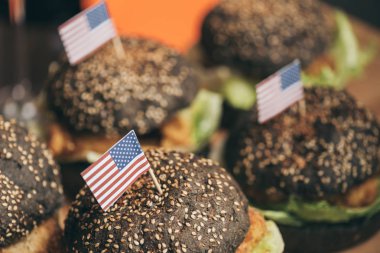 Amerikan bayrakları ile lezzetli hamburger 