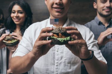 Gençler hamburger yemek 