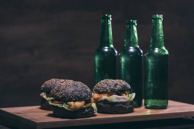 lezzetli hamburger ve şişeler mutfak masasında