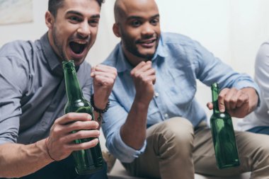 erkekler futbol izlerken ve bira içmek