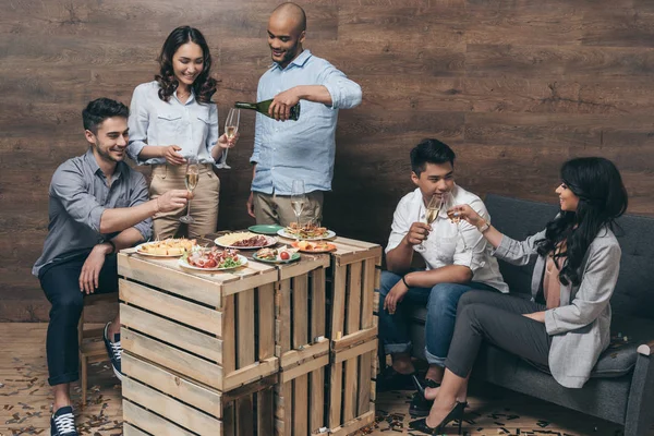 Young people celebrating with champagne — Stock Photo, Image