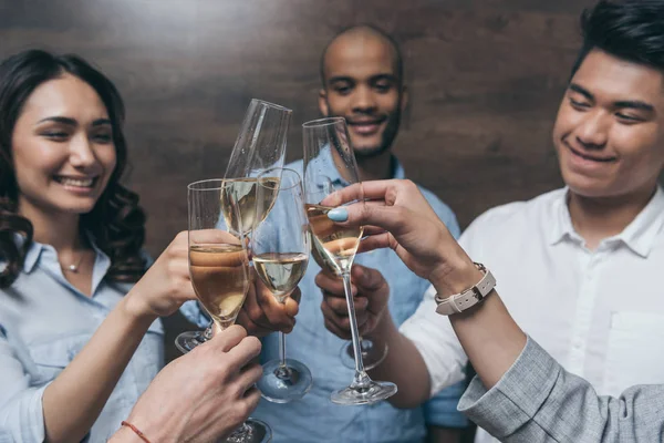 Молоді люди святкують з шампанським — стокове фото