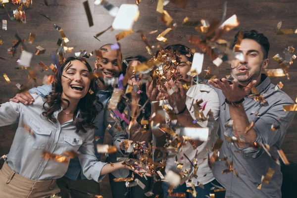 Jovens comemorando com confete — Fotografia de Stock