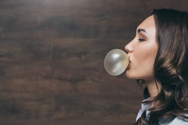 Giovane donna con gomma da masticare — Foto Stock