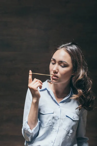 Junge Frau mit Kaugummi — Stockfoto