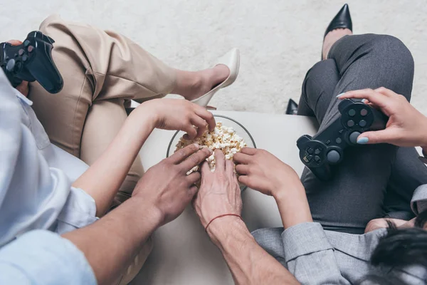 Vänner äta popcorn hemma — Stockfoto