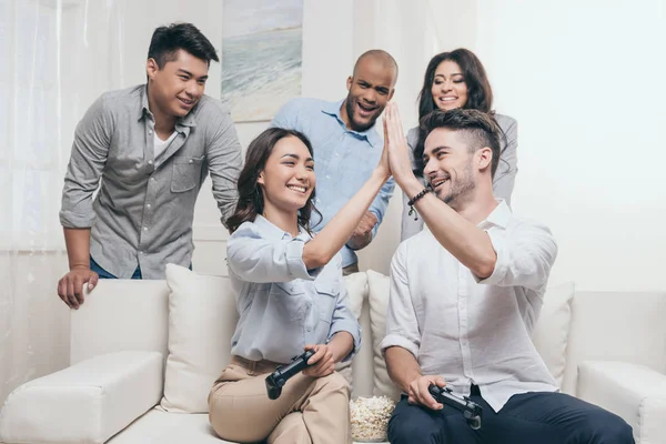 Friends playing video games at home — Stock Photo, Image