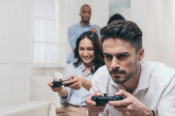 Vrienden spelen van videospellen thuis — Stockfoto