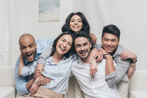 Jovens amigos multiétnicos alegres — Fotografia de Stock