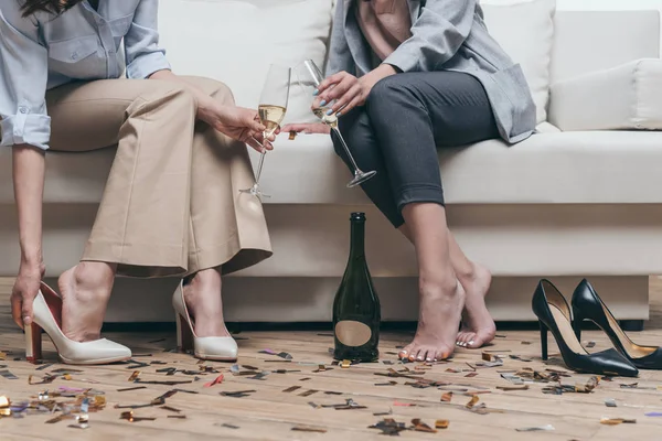 妇女坐在沙发上休息时喝香槟 — 图库照片