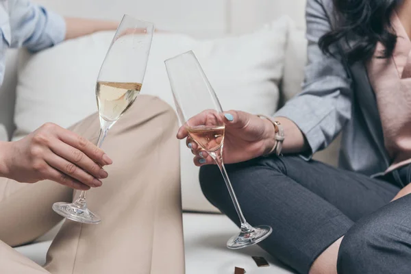 Unga kvinnor dricker champagne hemma — Stockfoto