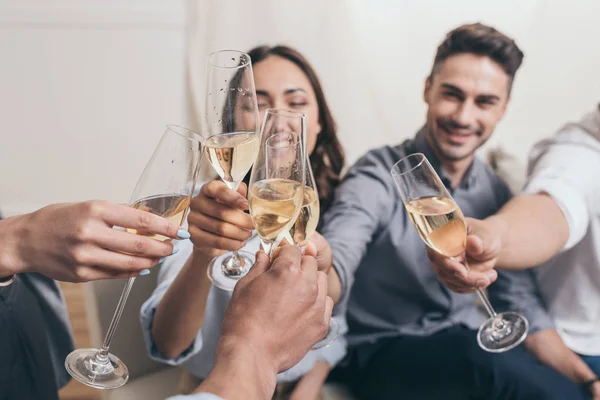 Друзі чіпляються за келихи шампанського — стокове фото