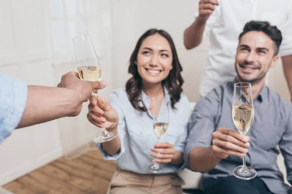 Lächelnde Freunde, die Champagner trinken — Stockfoto