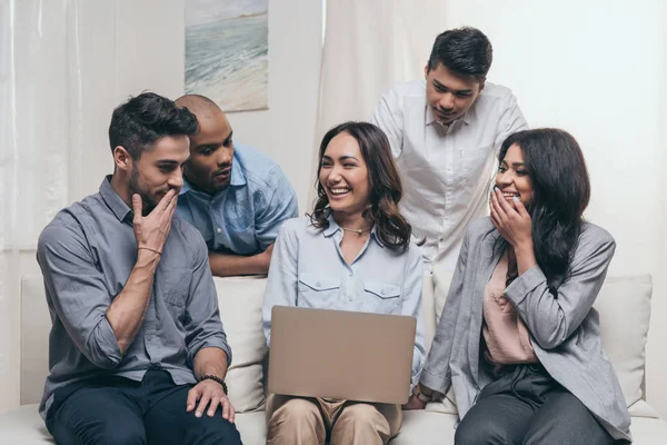 Amigos emocionais usando laptop em casa — Fotografia de Stock