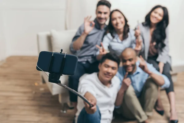 Sonrientes amigos multiétnicos tomando selfie — Foto de Stock