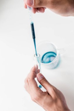 Bilim adamı deney yapıyor. 