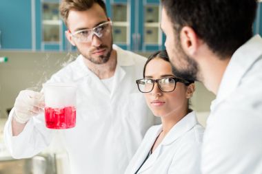 genç bilim adamları laboratuarda