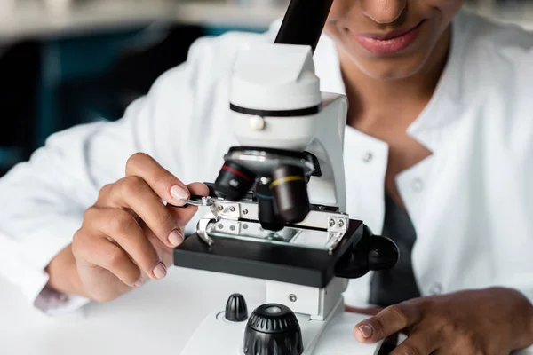 Científico con microscopio en laboratorio — Foto de Stock