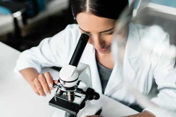 Científico con microscopio en laboratorio — Foto de Stock