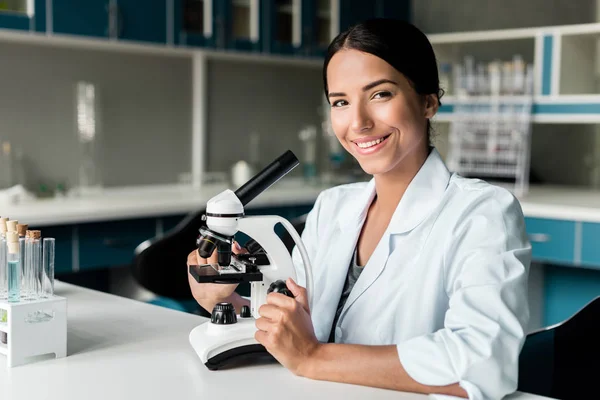 Wetenschapper met Microscoop in lab — Stockfoto
