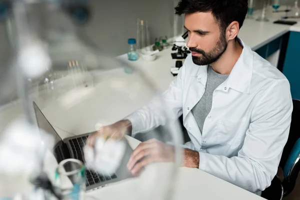 Scientist using laptop — Stock Photo, Image