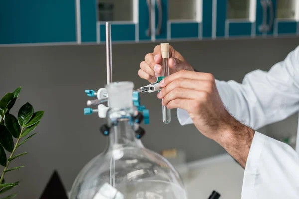 Científico en laboratorio químico —  Fotos de Stock