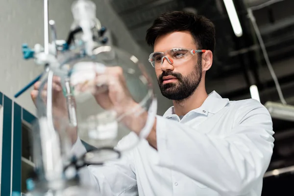 Científico haciendo experimento — Foto de Stock