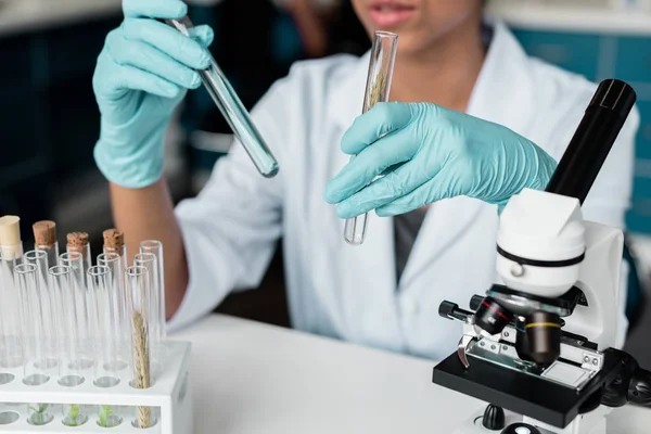 Scientist making experiment — Stock Photo, Image