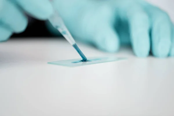 Scientist making experiment — Stock Photo, Image