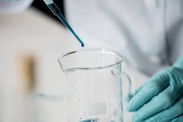 Scientist making experiment — Stock Photo, Image