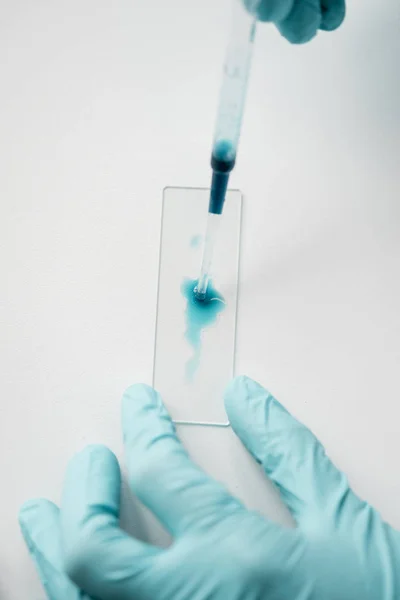 Scientist making experiment — Stock Photo, Image