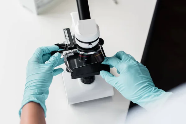 Scientist working with microscope — Stock Photo, Image