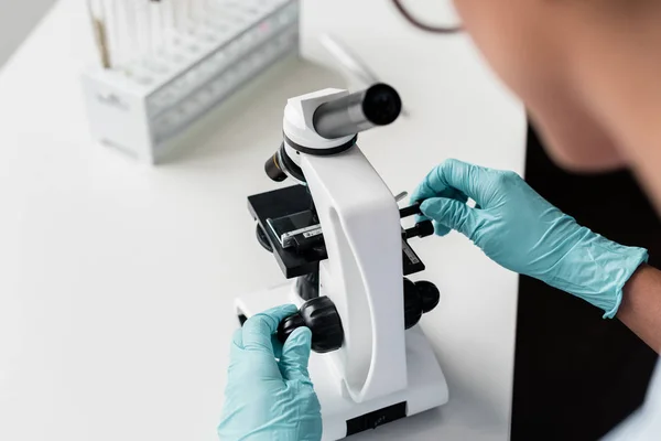 Wetenschapper werkt met microscoop — Stockfoto