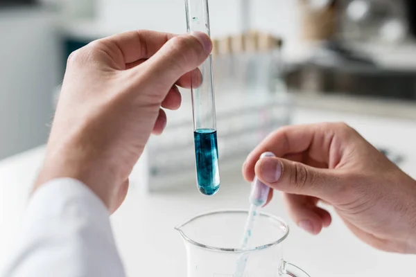 Scientist making experiment — Stock Photo, Image