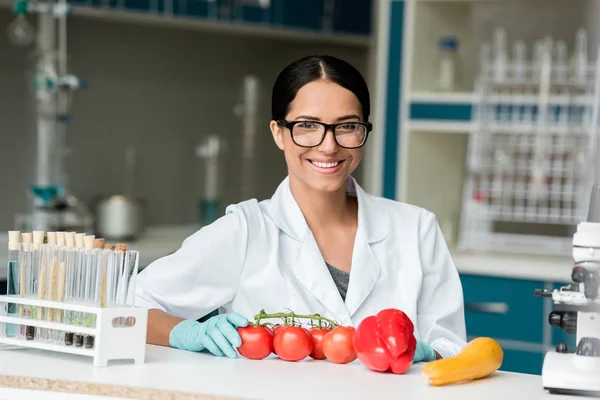 Cientista que examina vegetais — Fotografia de Stock