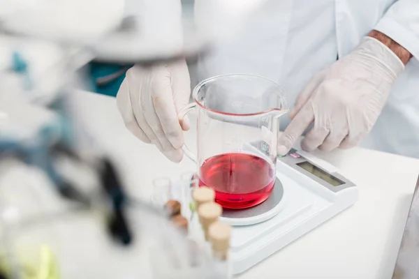 Scientist making experiment — Stock Photo, Image