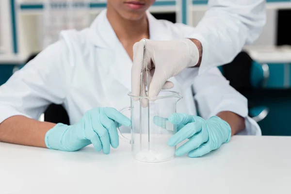 Cientistas que trabalham em laboratório — Fotografia de Stock