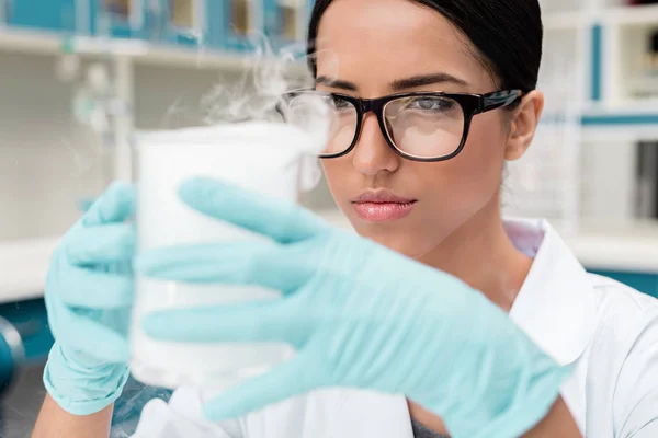 Scientist making experiment — Stock Photo, Image