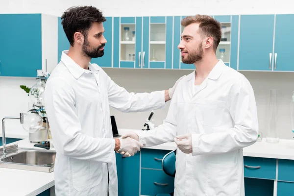 Chemists shaking hands — Stock Photo, Image