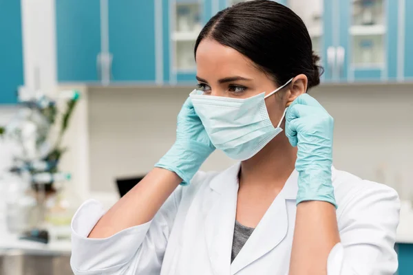 Scientifique en vêtements de travail protecteurs — Photo