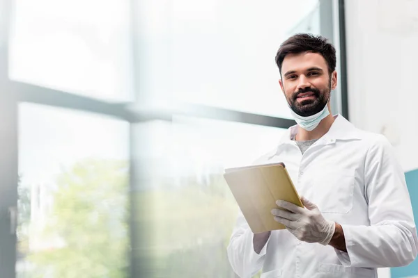 Cientista usando tablet digital — Fotografia de Stock