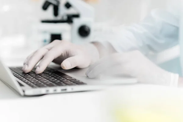 Cientista usando laptop — Fotografia de Stock