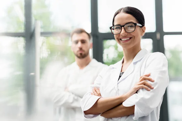 Equipo de científicos en laboratorio — Foto de Stock