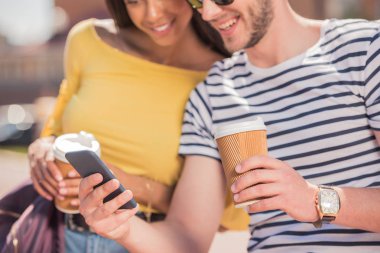Akıllı telefon kullanan çift